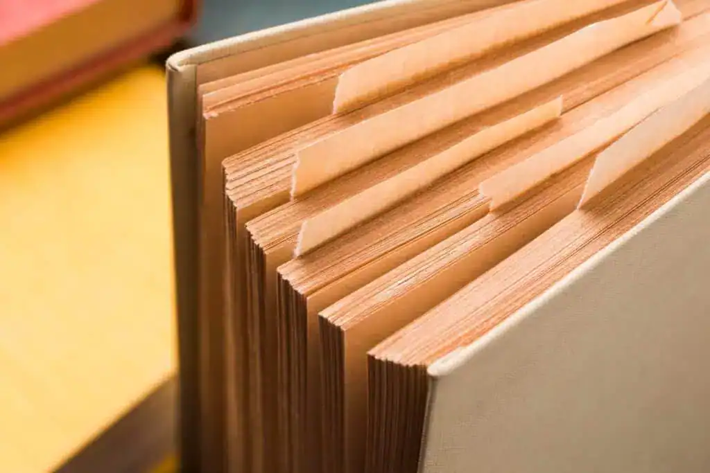Comment écrire une critique de livre : Un guide pratique avec des exemples 4 High angle of hardback books