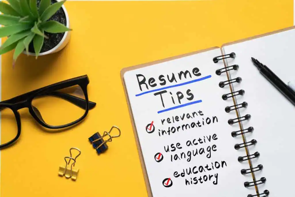 Comment rédiger un bon CV (même sans expérience !) 9 Concept of the basic tips of resume writing.