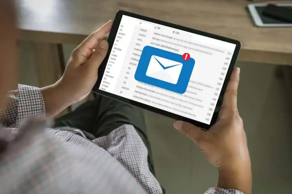 Mail communication connection message to mailing contacts