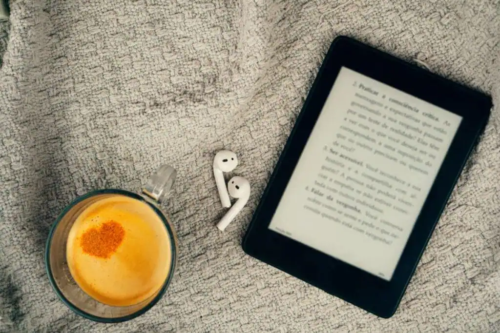Cómo citar un poema: Ejemplos MLA, APA y Chicago 5 E-book reader, a cup of coffee and a earphone.