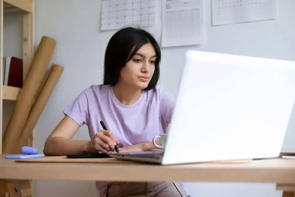 Medium shot woman working at desk