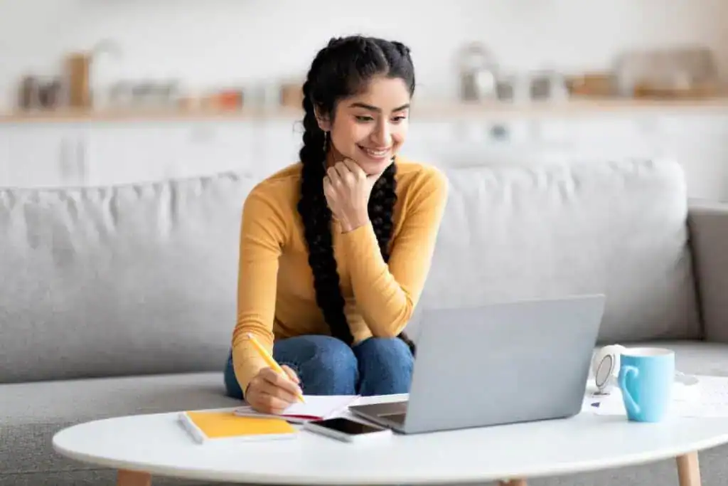 Come fare soldi online per i principianti 4 Distant learning smiling indian woman using laptop at home
