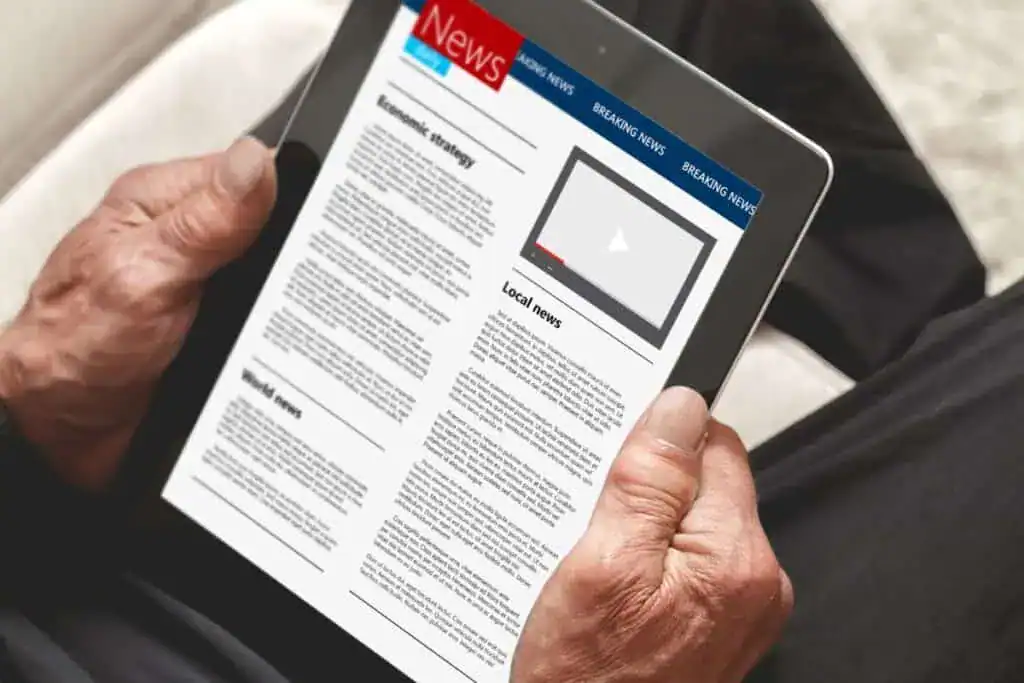 
Senior reading news on tablet