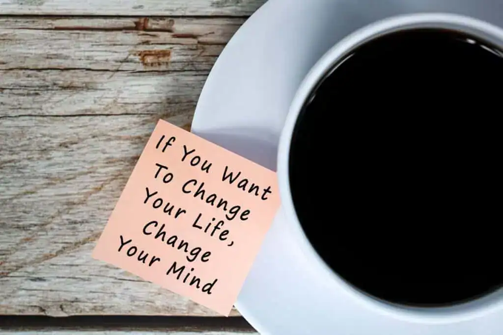 Mais de 100 citações motivacionais para o sucesso diário 4 Motivational and inspirational quote on notes with coffee cup
