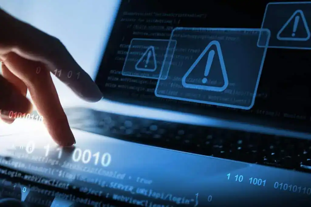 Come evitare il rilevamento dell'intelligenza artificiale: È possibile? 4 Cyber security concept man using computer with system hacked