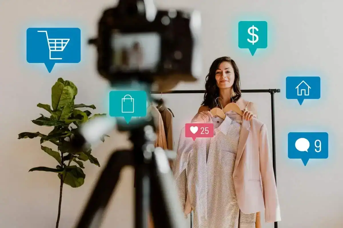 Mulher fazendo transmissão ao vivo para uma campanha de compras online