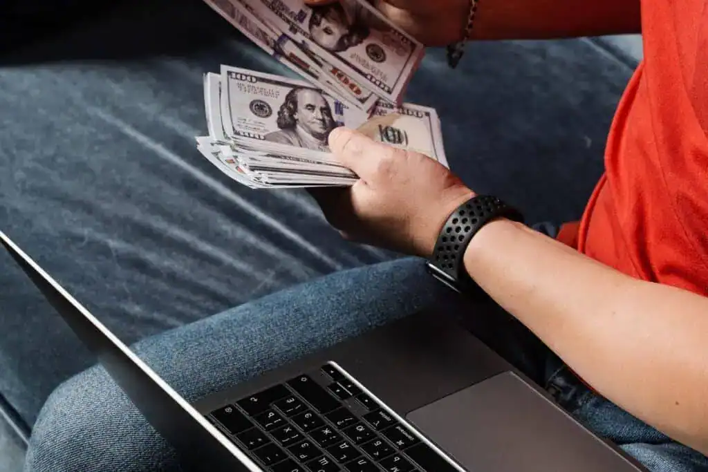 Cómo usar ChatGPT para ganar dinero: Métodos probados 5 counting money won man with laptop