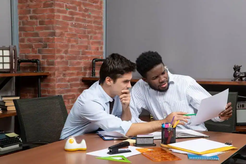 Vista frontale di due uomini d'affari soddisfatti di lavorare insieme