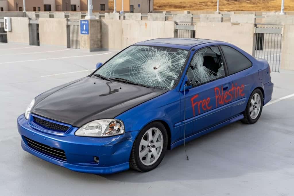 Ich habe 5 AI-Bilddetektoren getestet. Dies sind die besten im Jahr 2026: 11 Ein von der künstlichen Intelligenz verändertes Foto des blauen Autos, das eine zerbrochene Windschutzscheibe und einen Lackschaden an der Seite des Autos zeigt