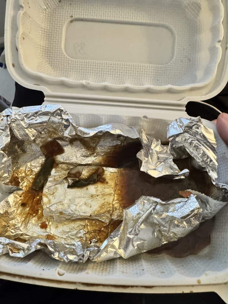 Ich habe 5 AI-Bilddetektoren getestet. Dies sind die besten im Jahr 2026: 8 Ein Foto einer leeren Essensbox zum Mitnehmen.